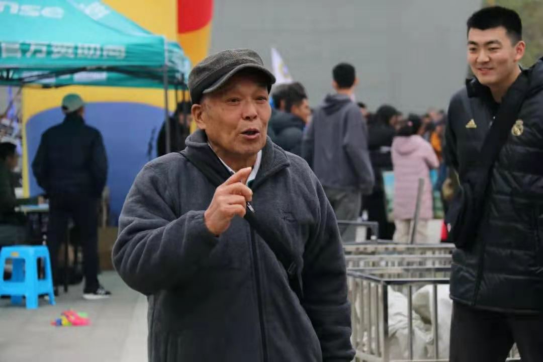 【寻访身边的榜样】鹤发银丝映日月 丹心热血沃新花——记交通学院班主任老师许映泉